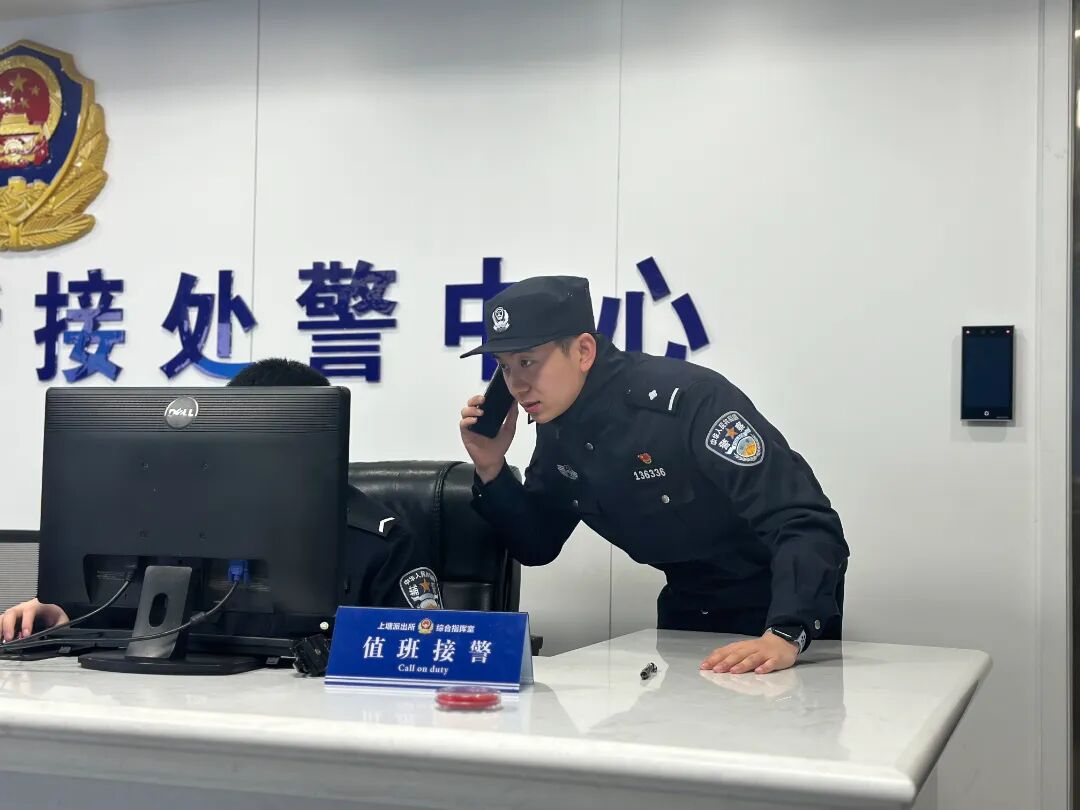 珠宝店老板误扔50克黄金 民警3小时从废品堆里找回