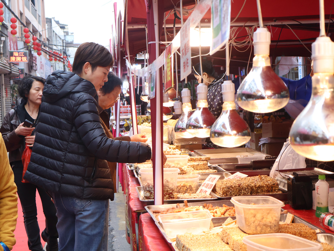 烟火气与文化味交融 龙湾宁村拦街福百家宴热闹登场