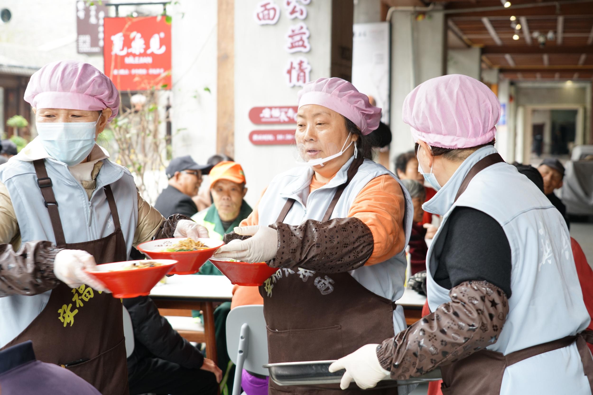 松台山脚这家面馆日供600碗免费素面,一个善举何以被一座城温柔“托举”?