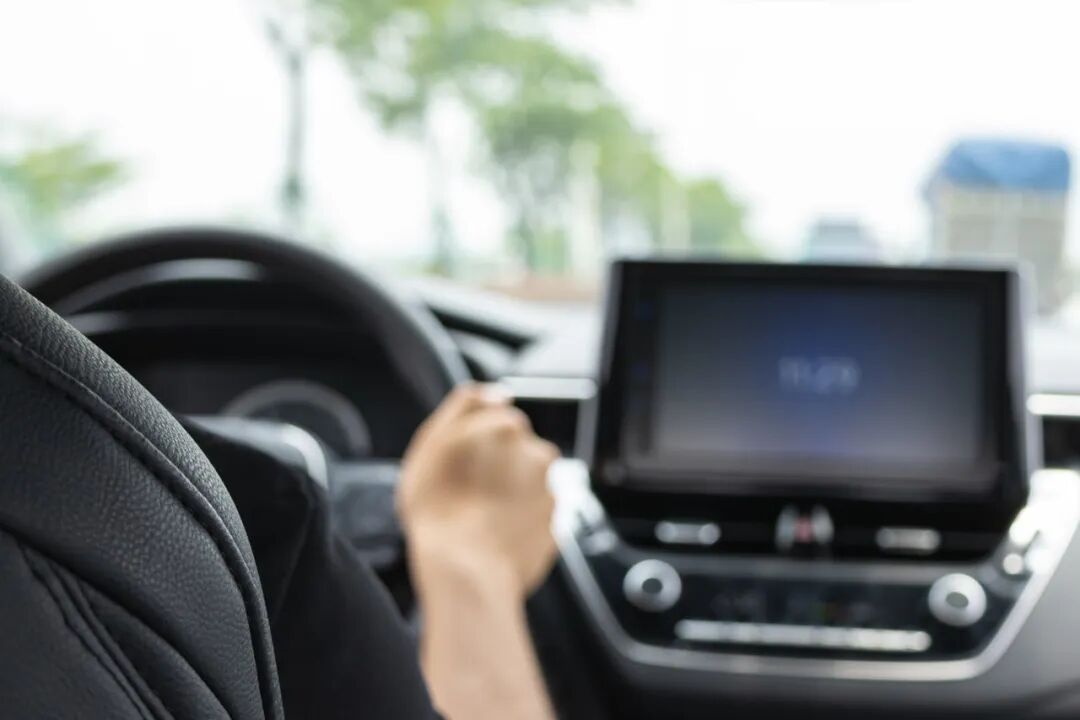 辟谣学堂NO.302丨“奇怪!为啥我坐油车没事,一上电车就晕车?”