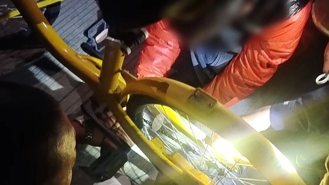 共享单车“咬”住男孩手指 深夜一束束手机闪光灯汇成守护之光