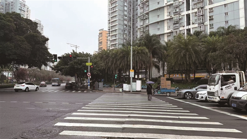 两条斑马线尽头被6个设备箱堵住 相关部门:拟改善行人过街区域或优化斑马线位置