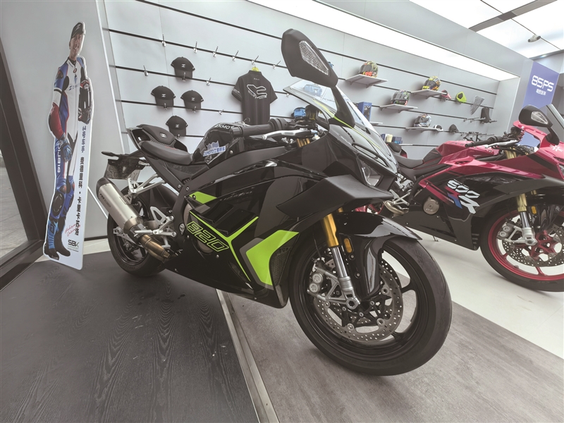 张雪机车国际赛事夺冠“火出圈” 温州摩托车门店客流增长数倍