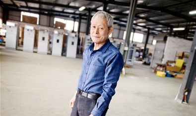 徐荣华:73岁“老顽童”把养老过成“炫技” 马拉松魔方轮滑样样精通