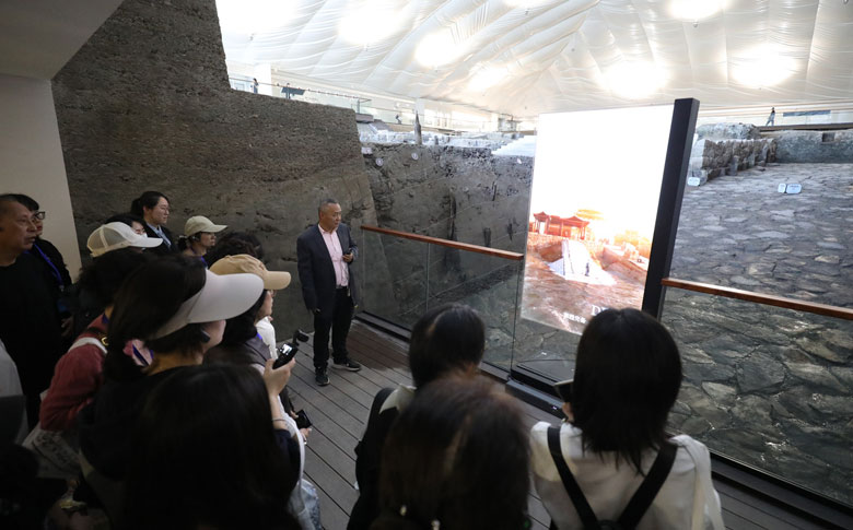 һ����Խʱ���˫�򱼸���˷�ŹŸ��ܱ�80��ס����Ϊ���������