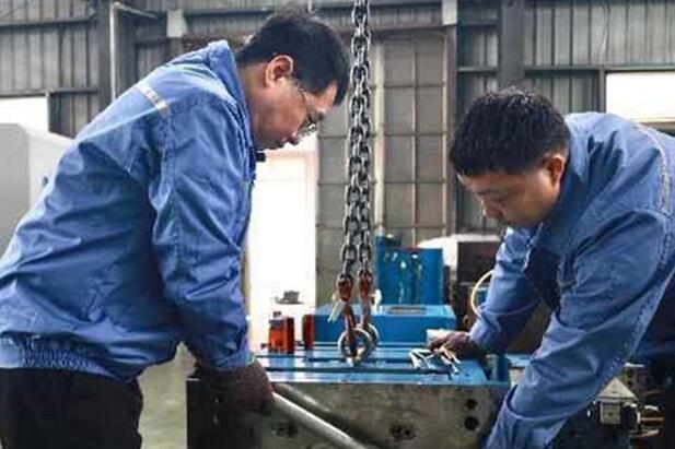 “模具大师”胡东方:“毫厘”之间 匠心独运