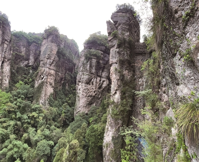 与山石浑然一体 灵岩景区电梯“五一”亮相