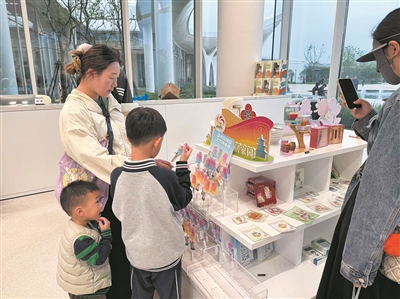 首批园博限定文创产品正式发售 有游客花了几千元买冰箱贴