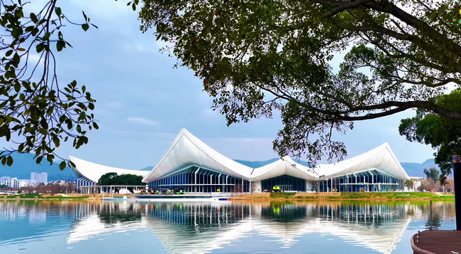 ���ת�ͣ����¶���һ��԰��ʢ��