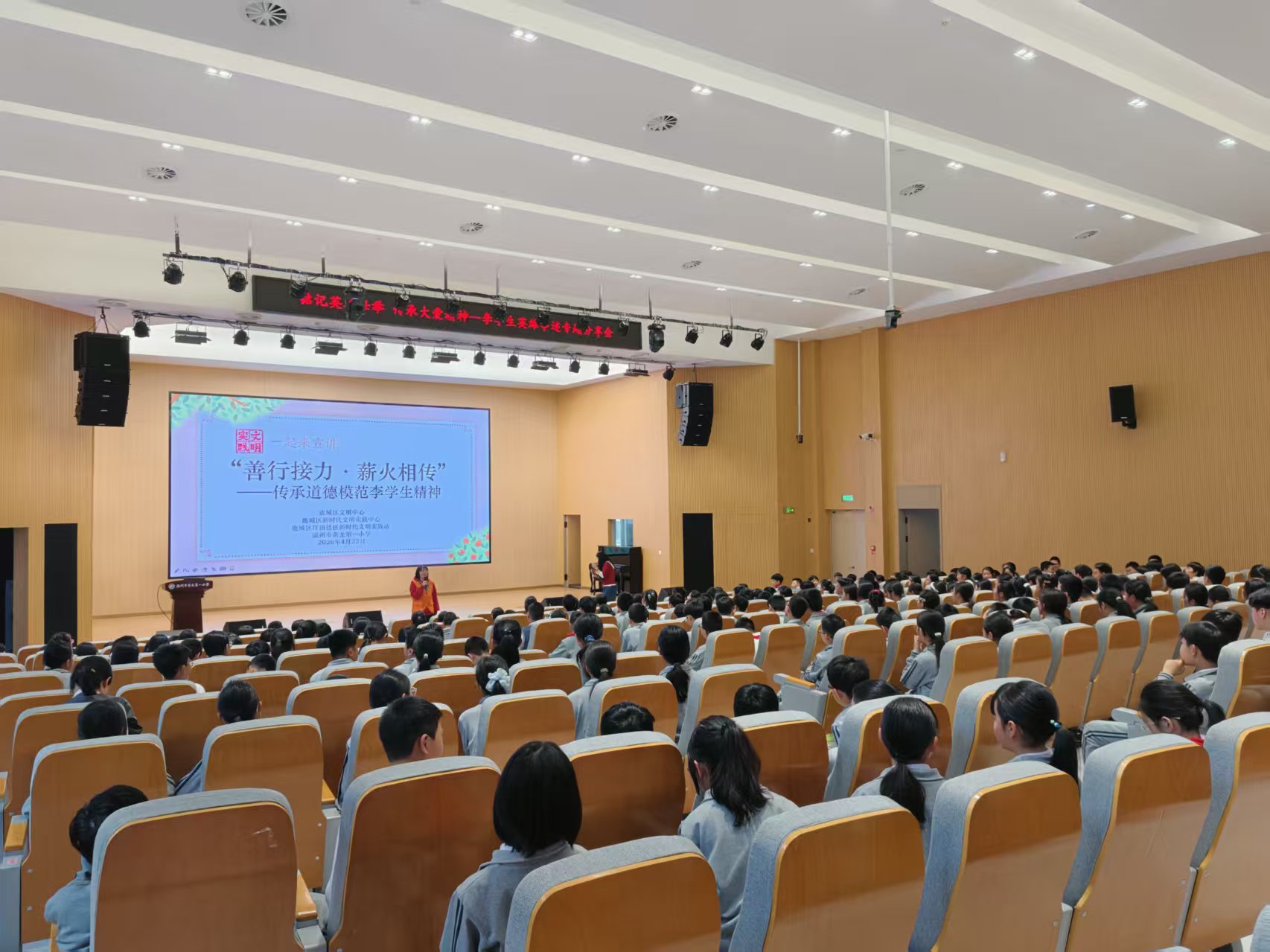 �ð���������������¹�ǡ�һ����������Ʒ���߽�У԰