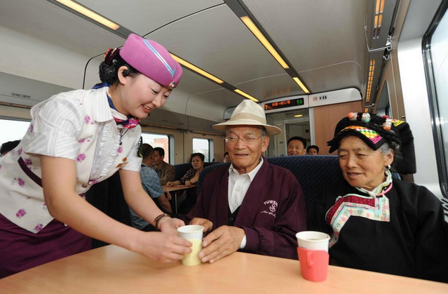 铁路部门将推出老年旅客淡季周中购票优惠服务