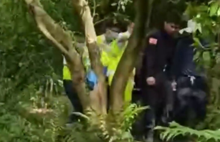 这一幕,被朱师傅拍下了!警医合力抬担架穿越密林救伤员