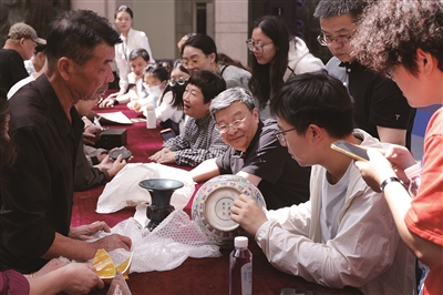 AI鉴宝不靠谱,专家上手一锤定音