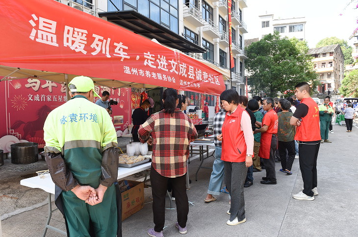 “背包暖侨”爱心市集开市 便民服务情暖老年群体