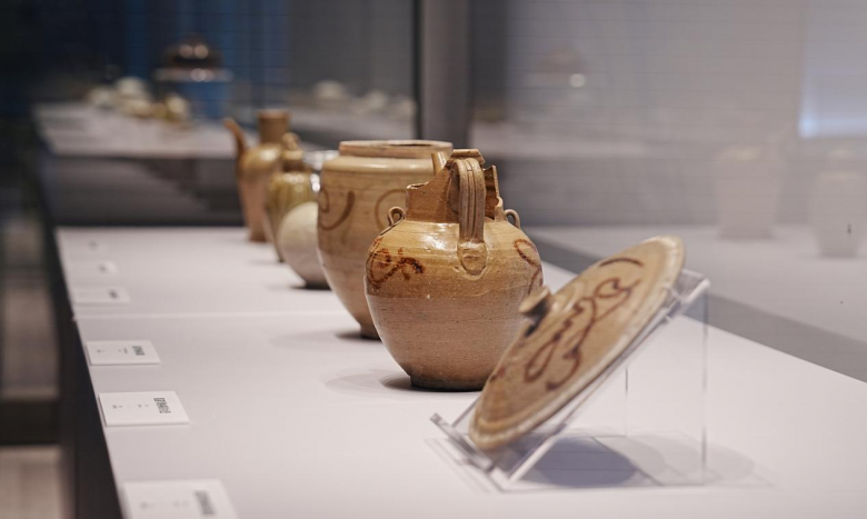 温州市瓯窑学会瓯窑古瓷珍品首次亮相浙江大学特展