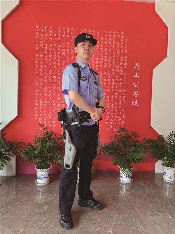 减轻物理负重提供动力辅助 “温警机甲”首次投入实战试用