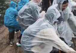 辟谣学堂NO.324丨为什么不推荐爬山穿白色雨衣?
