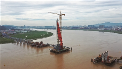 瑞湖高速迎来施工新阶段 飞云江1号特大桥钢副塔完工