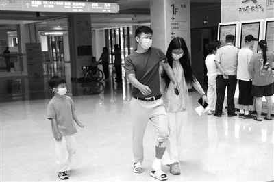四年前徒手接娃 “中国好人”沈东洞头再救坠海女孩