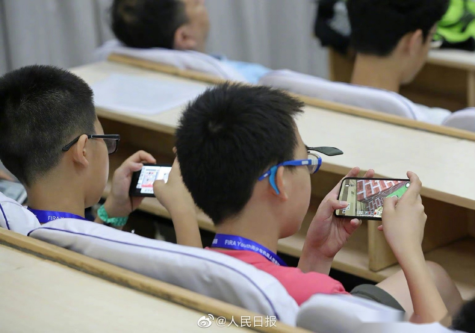 家长热议:中考后该不该给孩子买手机?