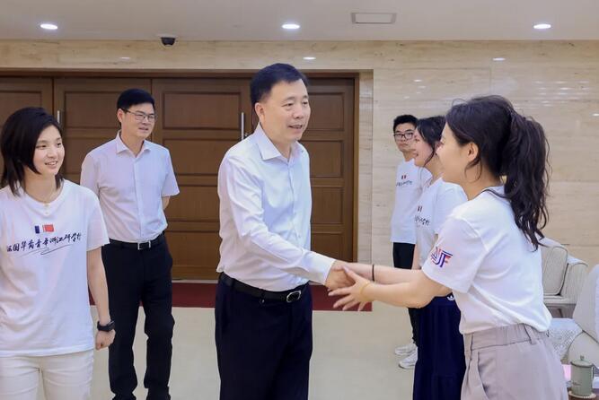 张振丰与参加法国华侨华人新生代浙江行活动的青年代表座谈交流:传承弘扬爱国爱乡光荣传统 汇聚青春力量共建“世界的温州”
