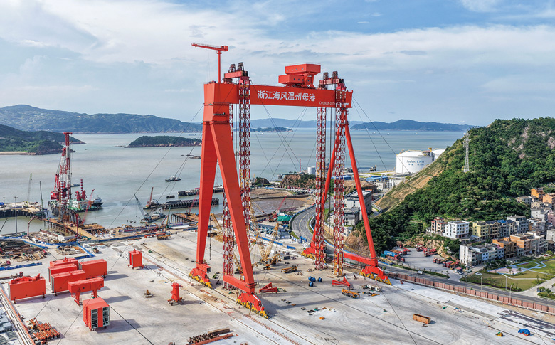 风电母港建设再提速 全球最大龙门吊整体提升完成