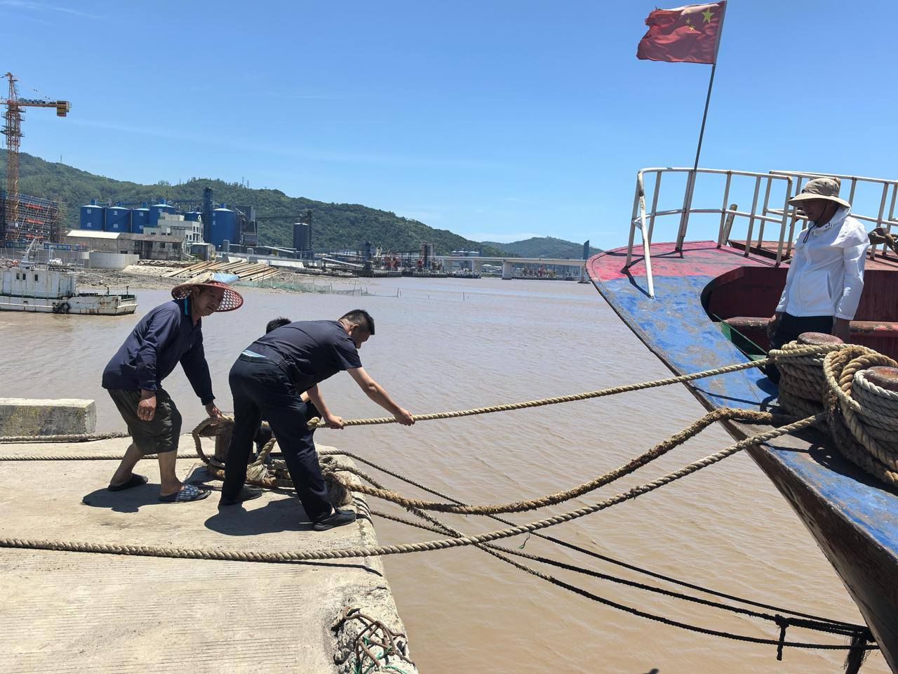 ����̨�硰������ ƽ��243���洬�ڸ۱ܷ������ϰ�