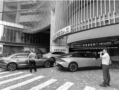 停车楼一“位”难求 爱车台风天如何避险