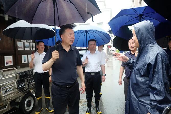 张振丰调度防台重点工作并在永嘉指导灾后恢复