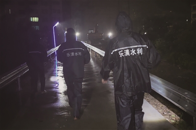 为一句问询携风裹雨翻山找答案 台风夜一位“执拗”的水利人