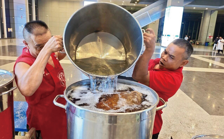 三乐亭志愿者三天为避灾群众配送爱心餐食超万份