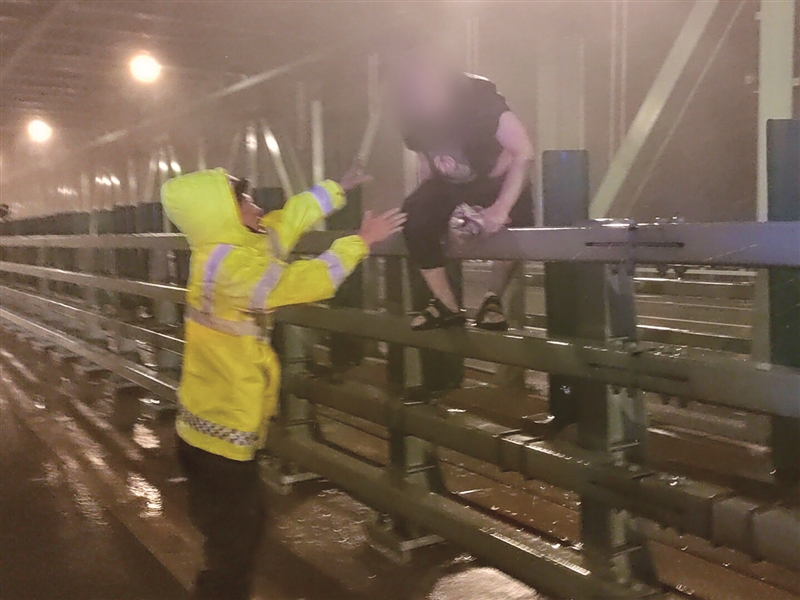 男子被困瓯江北口大桥 民警12级狂风中冒雨搜救
