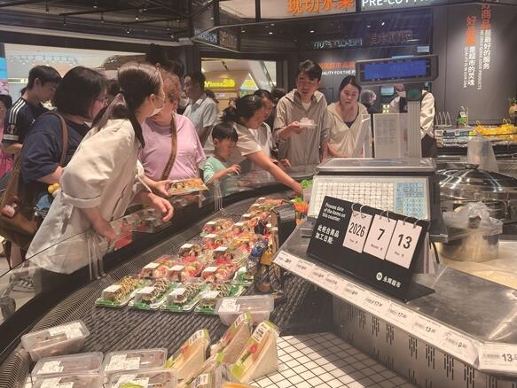 蹲点超市“晚间折扣购” 她跟“慌张主妇”说再见
