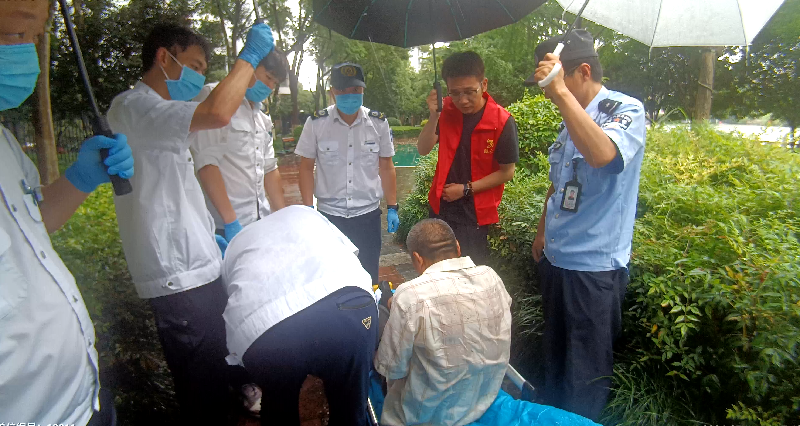 雨中接力守护生命 鹿城南门派出所与市民合力救援急症老人