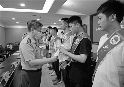 网络空间部队信息工程大学为9名温州学子颁发录取通知书