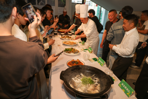泽雅水库第一网生态鱼“上岸” 将打造当地特色美食新名片