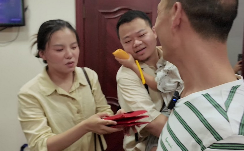 “我们三条命都是他救的” 瑞安箱包厂工人救下溺水的一家三口
