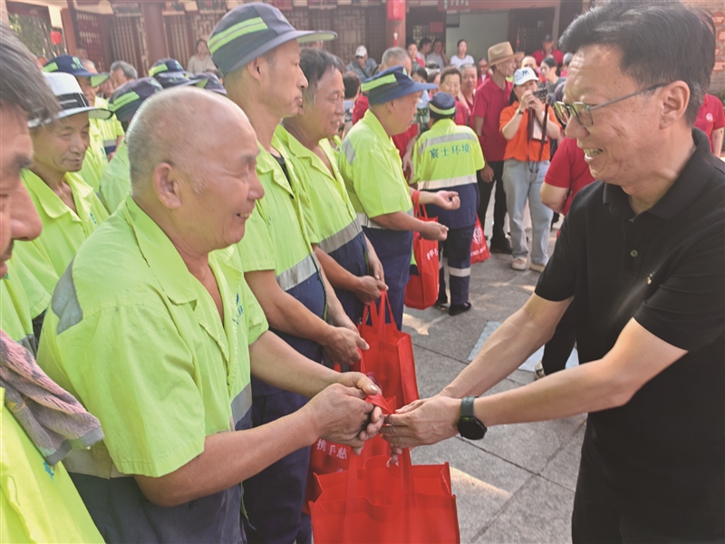鹿城慈善为2000名一线环卫工人送“清凉”