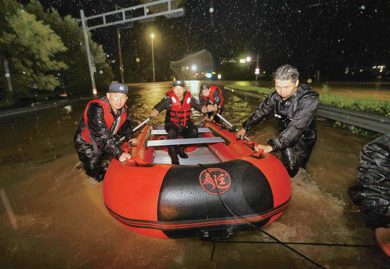 台风“白海豚”来袭,特警雨夜救援
