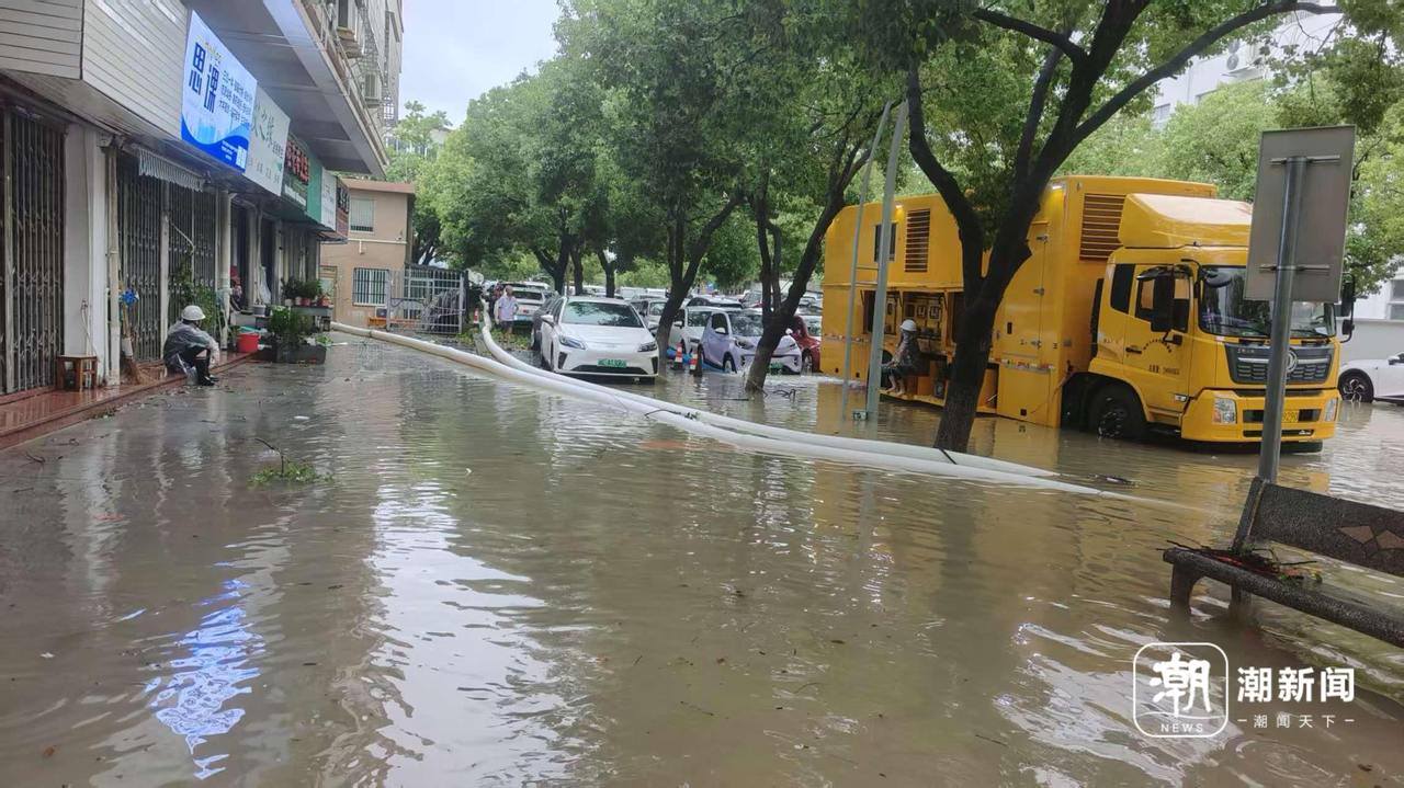 十字路口的积水逐渐退去,乐清街头,见证“救车”总动员