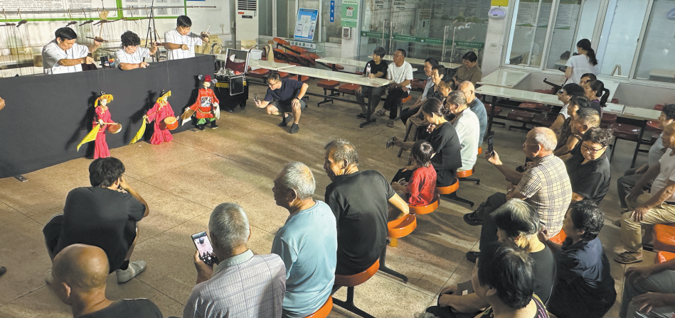 苍南:大渔镇避灾转移有特例 80岁老人带动30人提早“占位”