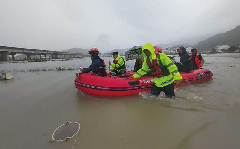 记者直击抢险救援:大雨滂沱,有他们在就安全