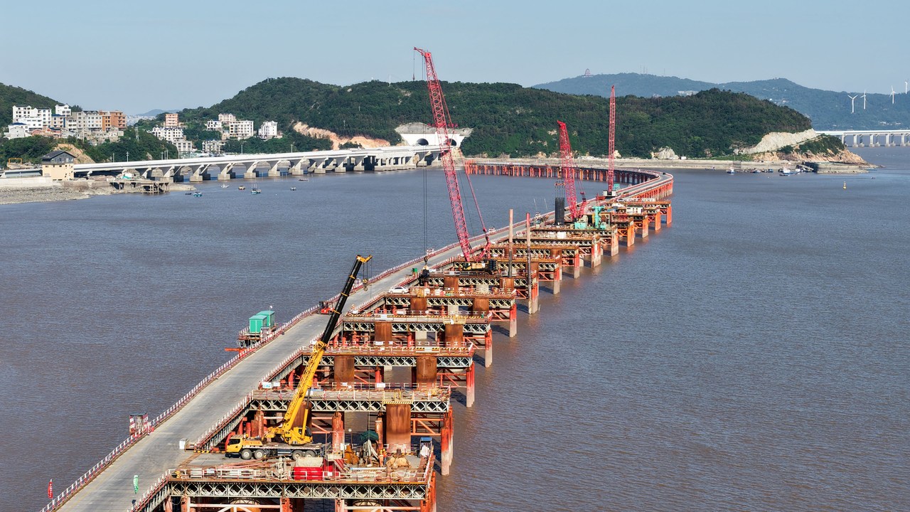 进度刷新 甬莞高速公路洞头支线布袋岙特大桥首件盖梁顺利浇筑