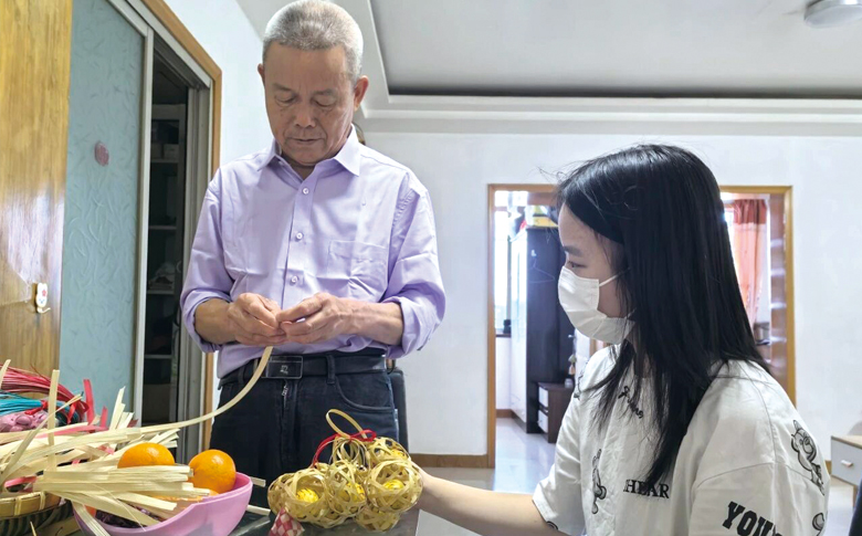 高中女孩把爷爷做了一辈子的竹编带进校园