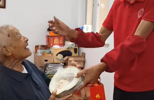 温州:“绿土”变爱心 冬瓜赠老人