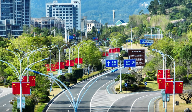 国庆氛围已上线,一抹“中国红”扮靓泰顺山城