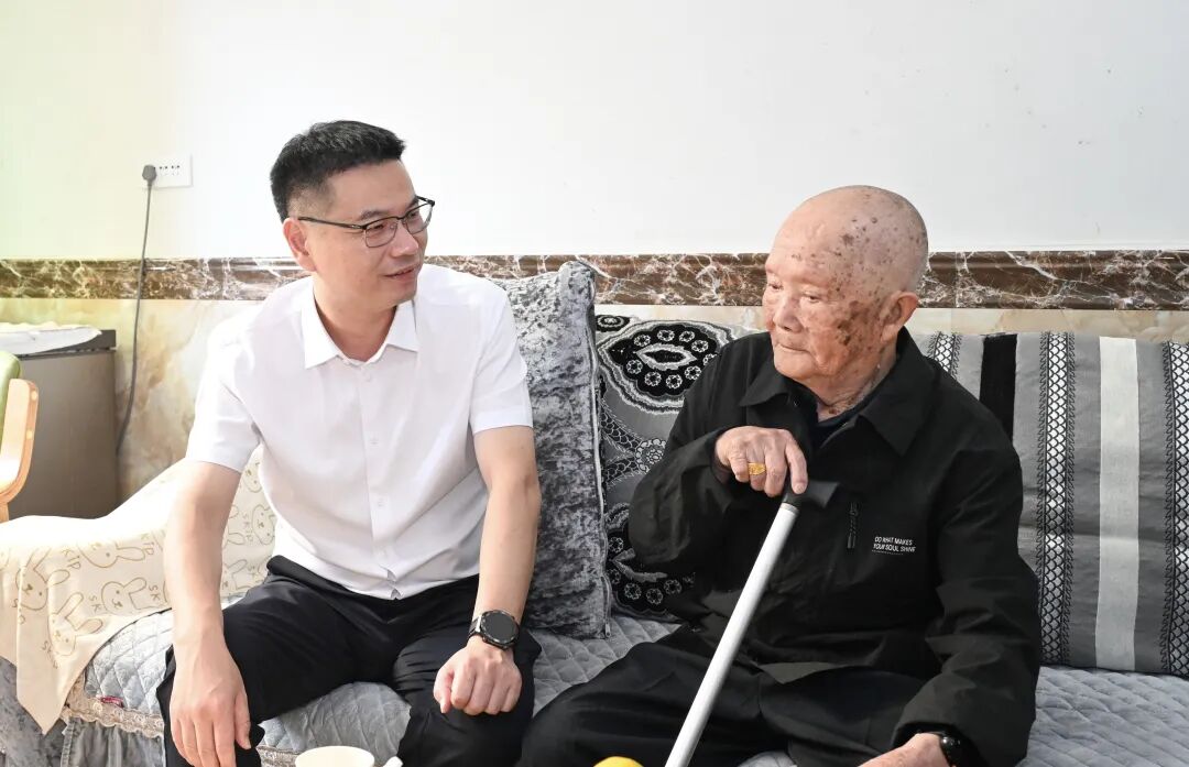 文成县领导看望慰问百岁老人